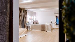 那不勒斯Reginella Duomo Apartment的白色的客房配有两张床和镜子