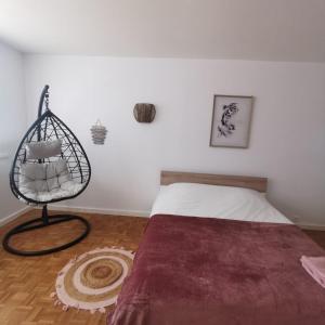 奥尔良Chambre cocooning tout confort Saint Marceau的卧室配有一张床和一个篮子,位于地板上