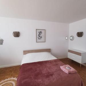 奥尔良Chambre cocooning tout confort Saint Marceau的白色卧室配有床和书桌