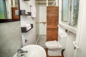 KoukounariáFairyTale的浴室配有白色卫生间和盥洗盆。