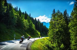 温特贝格温特贝格度假村酒店的两人骑摩托车在山路上