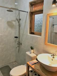 波特尔堡Kaswa Lodge的一间带水槽、卫生间和淋浴的浴室