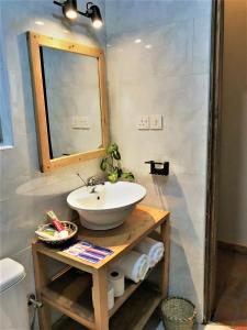 波特尔堡Kaswa Lodge的一间带水槽和镜子的浴室