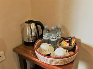 波特尔堡Kaswa Lodge的桌子上装有瓶装水的篮子