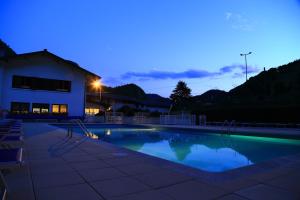 贝勒沃穆瓦诺酒店的夜间在房子前面的游泳池