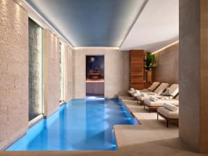 维罗纳Vista Palazzo的蓝色地板的游泳池
