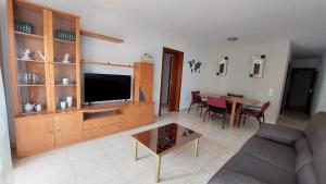 皮内达德马尔Mar i Angels Apartament的带沙发、电视和桌子的客厅
