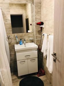 萨克德佐尔镇Цахкадзор, Tsaxkadzor, Kechi House apartment 300的浴室设有白色水槽和红色地板灯。