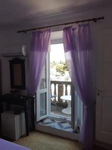 洛帕德Rooms Milena的玻璃推拉门,带紫色窗帘