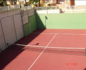 Islantilla Casa Adosada 700 metros de la playa内部或周边的网球和/或壁球设施