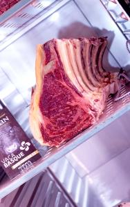 济祖尔·梅约阿赞克娜酒店的冰箱里架子上的一块肉