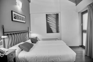 济祖尔·梅约阿赞克娜酒店的一张黑白相间的一张带一张床的卧室照片