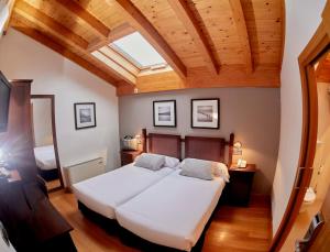 济祖尔·梅约阿赞克娜酒店的卧室配有一张白色大床和天窗