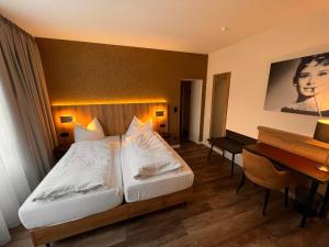 汉诺威艾玛迪斯餐厅酒店的配有一张床和一张书桌的酒店客房