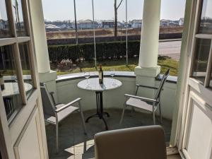 维斯马希利亚潘森酒店的一个带桌椅的庭院和一个窗户。
