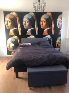 希伯维列Art & Bretzel的卧室配有一张带尼姑画的床
