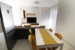 希欧福克加莱里乌斯金沙滩公寓的客厅配有桌子和沙发