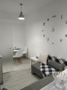 科林比亚Ioanna Studio Διαμέρισμα κοντά στη θάλασσα.的客厅配有沙发和桌子