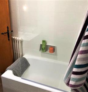 利维亚Amplio apartamento ideal 8 personas con piscina的一间带毛巾和浴缸的浴室