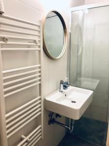 科佩尔OLD COURT KOPER的一间带水槽和镜子的浴室