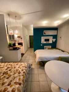 都灵Carducci green - Appartamento monolocale的酒店客房带两张床和厨房