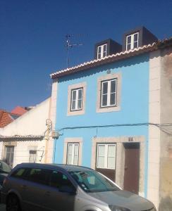 里斯本卡尔尼德度假屋的蓝色的房子,前面有停车位