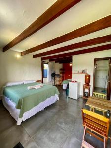 圣若热岛Água Doce的卧室配有一张床和一张桌子