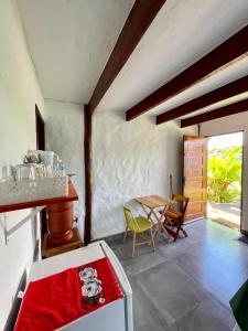 圣若热岛Água Doce的配有桌椅和桌子的房间
