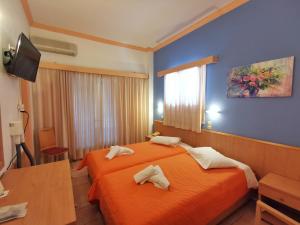 阿吉亚玛丽娜Possidon的一间酒店客房,设有两张床和电视