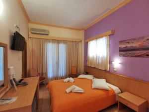 阿吉亚玛丽娜Possidon的一间酒店客房,配有一张床和一台电视