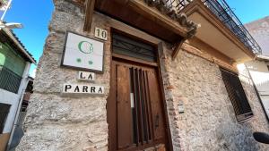 纳瓦孔塞霍LA PARRA - Casa Rural en el Valle del Jerte的建筑物一侧有门的标志