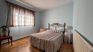 纳瓦孔塞霍LA PARRA - Casa Rural en el Valle del Jerte的一间卧室设有一张床和一个窗口