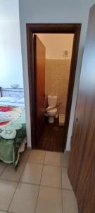 SiánaStar Sianna Village Rooms to let的走廊通往带卫生间的浴室(位于客房内)