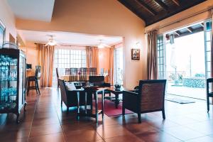 Black RockLa Jolie - Luxury Ocean View Villa的客厅配有桌椅