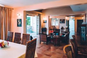 Black RockLa Jolie - Luxury Ocean View Villa的用餐室以及带桌椅的起居室。