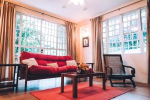 Black RockLa Jolie - Luxury Ocean View Villa的客厅配有红色的沙发和两把椅子