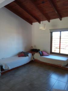 维拉亚尼扎卡特Cabaña Azul的客房设有两张床和窗户。