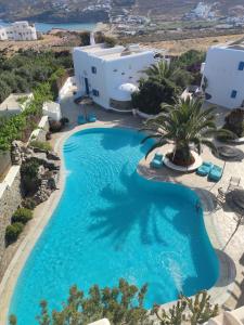 凯勒里瓦迪Mykonian Iros Suites & Villas的大楼前游泳池的空中景致