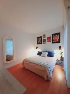 Chambre d hôte avec terrasse et petit déjeuner Hauteurs de Nice客房内的一张或多张床位