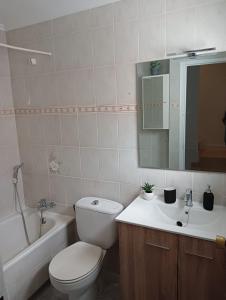 Apartamento Casa Quiles的浴室配有卫生间、盥洗盆和浴缸。