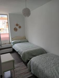 Apartamento Casa Quiles的一间卧室设有两张单人床和一个窗户。