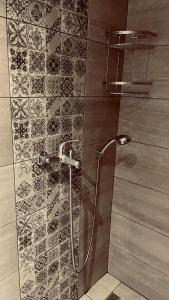 KalavárdaElli’s House的浴室里设有玻璃门淋浴