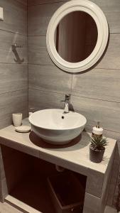 KalavárdaElli’s House的浴室设有白色水槽和镜子