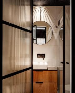 DeBlox living - Ben Avigdor Apartments的一间浴室