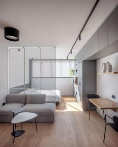 特拉维夫DeBlox living - Ben Avigdor Apartments的客厅配有沙发和桌子