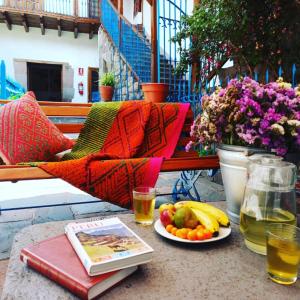 库斯科Terra Sagrada Cusco的一张桌子,上面有一本书和一盘水果