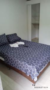 比利亚维哈Hostal Arámbulo的一间卧室配有一张带蓝色棉被的床