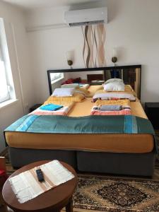 艾尔德贝涅Dombi Porta的一张大床,位于带桌子的房间