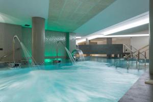 费罗尔奥登赛克特尔SPA酒店的一座大楼内带水滑梯的大型游泳池