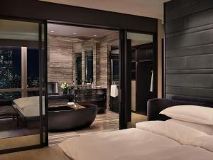 纽约Equinox Hotel Hudson Yards New York City的带浴缸的浴室和卧室